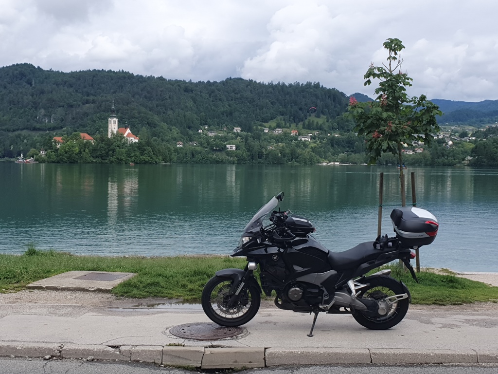 Mit dem Motorrad zu Cremeschnitten und&nbsp;Bojen